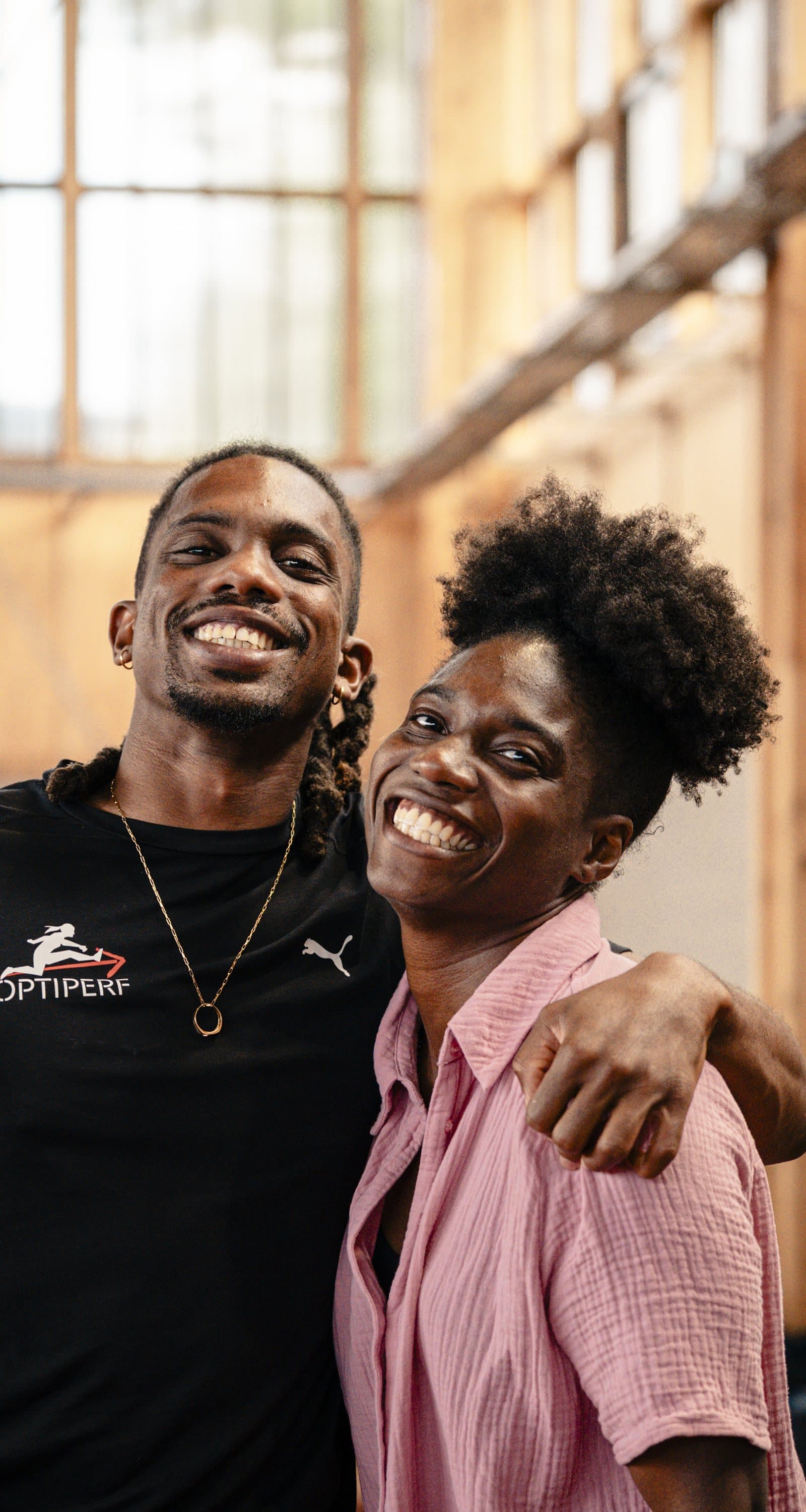 Deux personnes sourient ensemble au bord de la piste