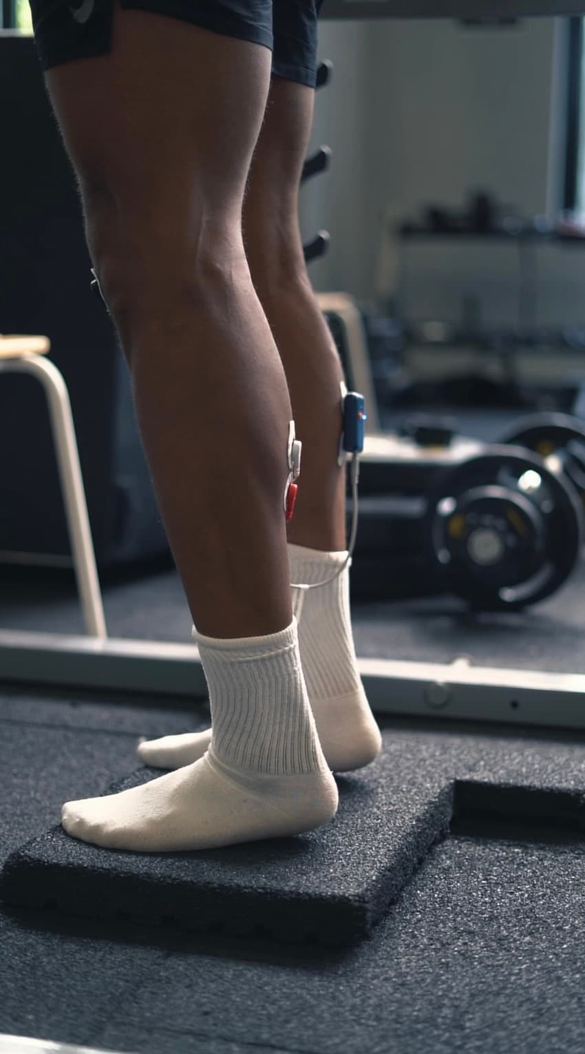 Capteurs placés sur les jambes d’un athlète