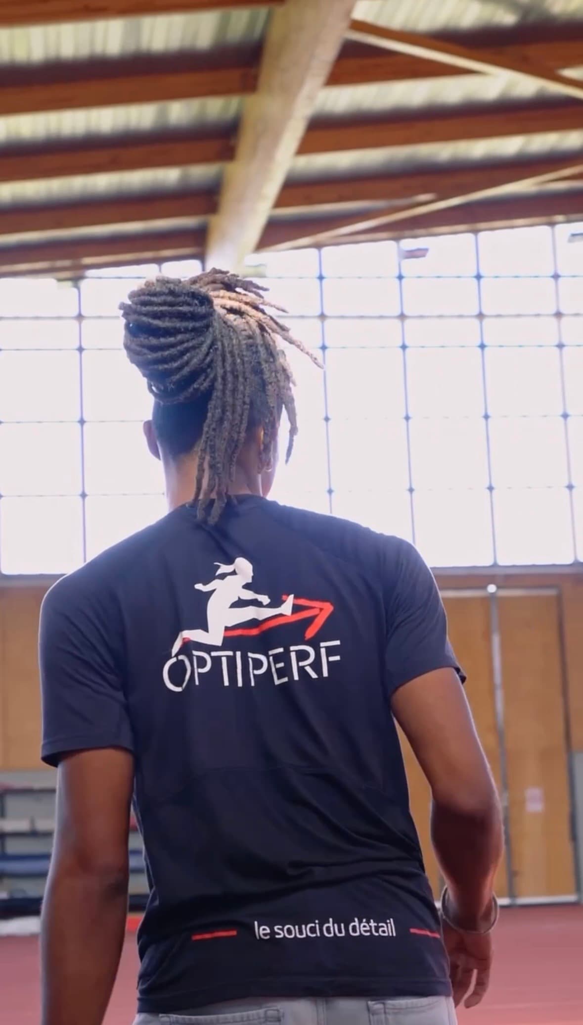 T-shirt OptiPerf sur une piste intérieure